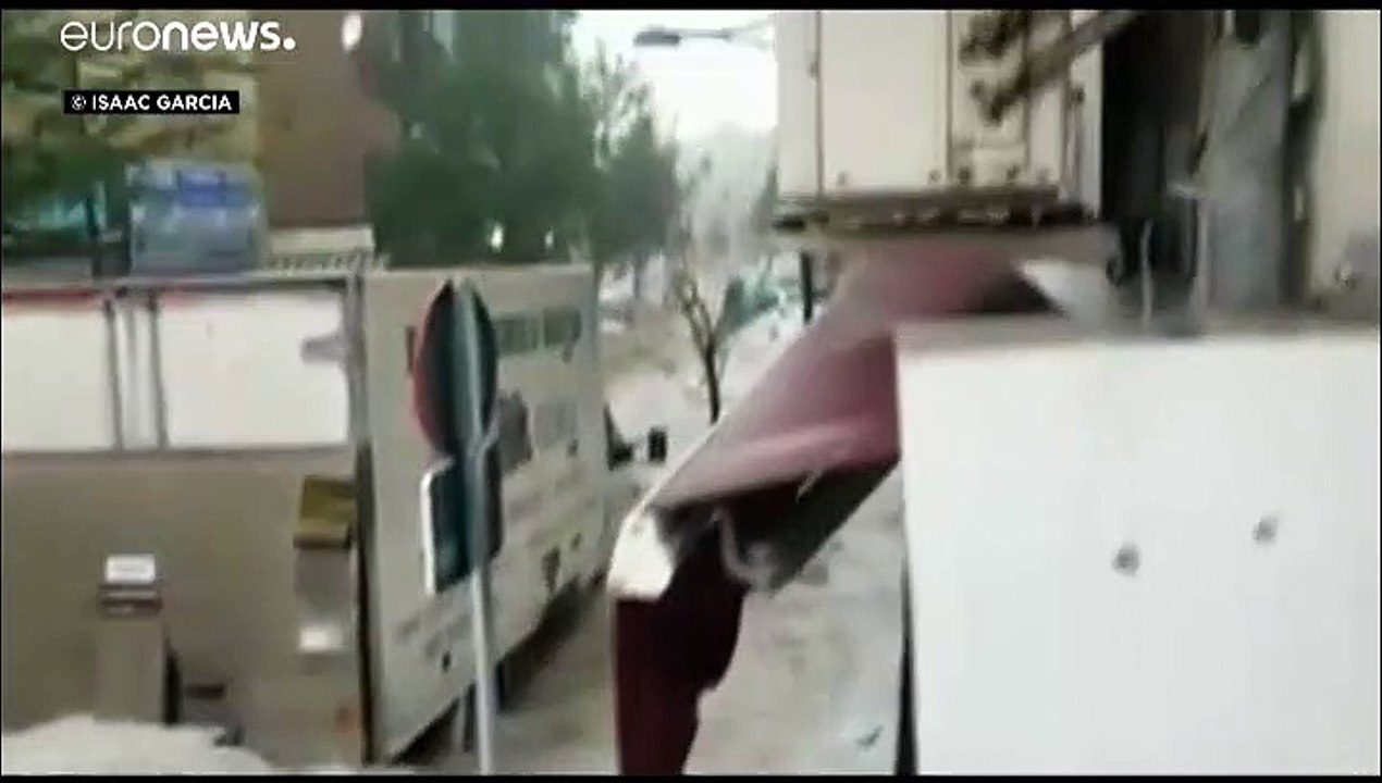 Unwetter in Madrid: Weggeschwemmte Autos und eine dicke Eisschicht