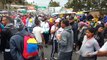 Cientos de venezolanos bloquean un paso fronterizo entre Colombia y Ecuador