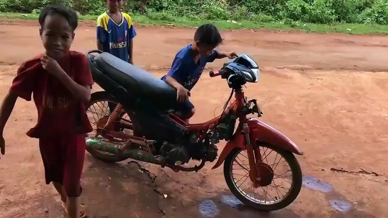 Thiếu niên vùng cao tập lái xe máy và cái kết đắng chát