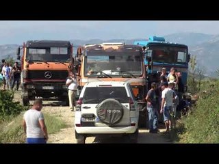 Poliçan/Firmat e gurit dalin në protestë, bllokohet aksi nacional