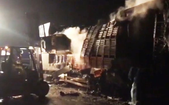 Avellino - Brucia camion carico di pomodori su A16 (27.08.19)