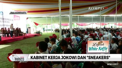 Gaya Kabinet Kerja Jokowi dan Sepatu Sneakers