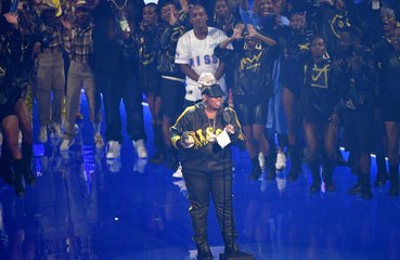 Missy Elliott tries not to cry as she collects MTV Video Vanguard Award