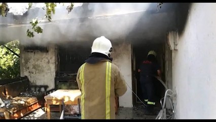 RTV Ora - Digjet banesa në zemër të Lushnjes, rrugicat pengojnë zjarrfikësit