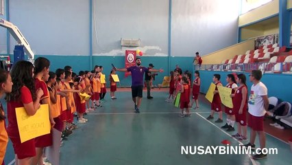 Kanseri yenen antrenörlerini konfetilerle karşıladılar