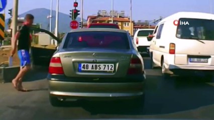 Satırlı saldırgan tartıştığı sürücünün üstüne böyle yürüdü