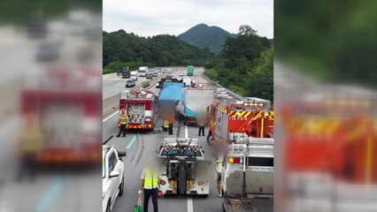 경부고속도로에서 화물차 6대 추돌해 2명 부상 / YTN