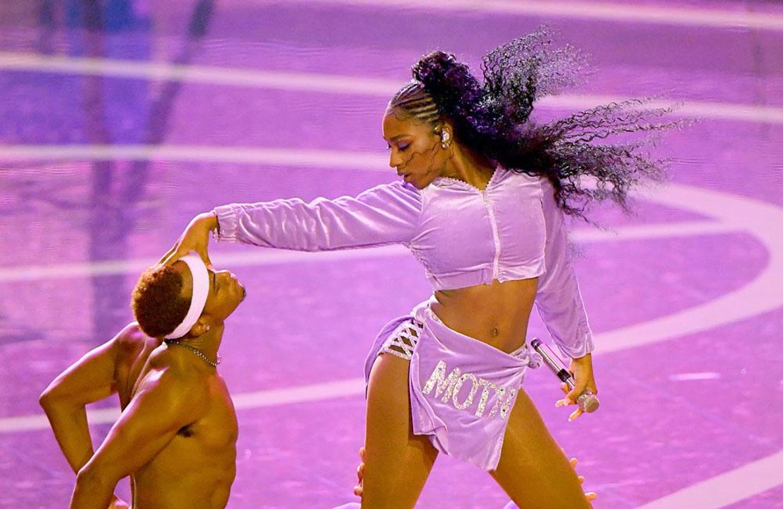 Normani bruises knees doing splits at MTV Video Music Awards