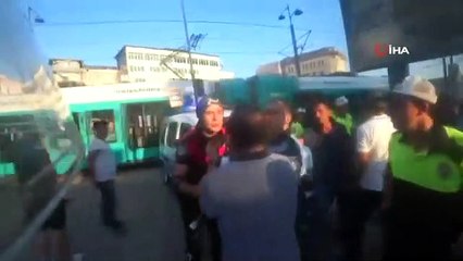 Galata Köprüsü'nde seyyar satıcılar zabıtaya sopayla saldırdı