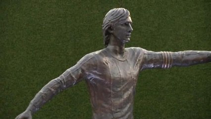 El FC Barcelona rinde tributo a Johan Cruyff con una estatua junto al Camp Nou