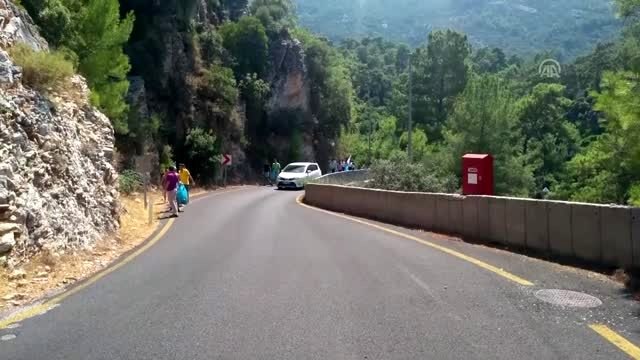 Uçurumun kenarındaki çöpleri AKUT ekibi temizledi