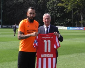 Transferts - Mitroglou pose avec son nouveau maillot du PSV