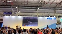 شاهد: روبوت طائر يحلق فوق رؤوس زوار معرض الصين