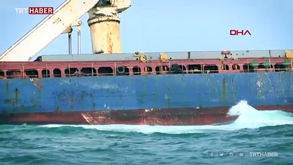 Şile'de 8 aydır karada oturan gemi nedeniyle deniz siyaha büründü