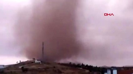 İspanya'da dev hortum ve düşen yıldırım korkuttu