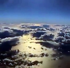 Grönland'da buzdağı ve bulutların muhteşem görüntüsü