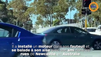 Deux hommes se baladent en ville assis dans leurs fauteuils de salon motorisés !