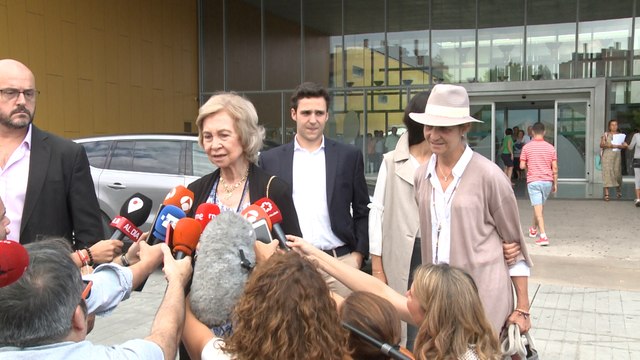Doña Sofía abandona el hospital junto a la infanta Elena y sus hijos
