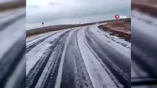Ardahan'da etkili olan dolu yağışı karayolunu beyaza bürüdü