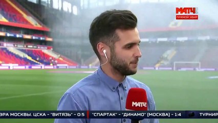 Un reporter qui ne craint  pas le tuyau d'arrosage !