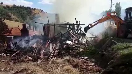 Çorum'da 2 ev alevlere teslim... Evler kullanılamaz hale geldi