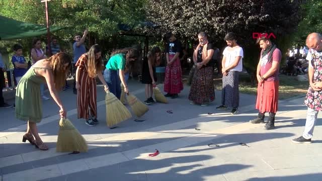 Tunceli'de kadına şiddete tepki için erkek etek giydi, kadınlar tespih salladı
