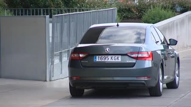 Los reyes de España visitan a don Juan Carlos acompañados de sus hijas