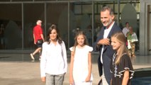Felipe VI, doña Letizia y sus hijas visitan al rey Juan Carlos