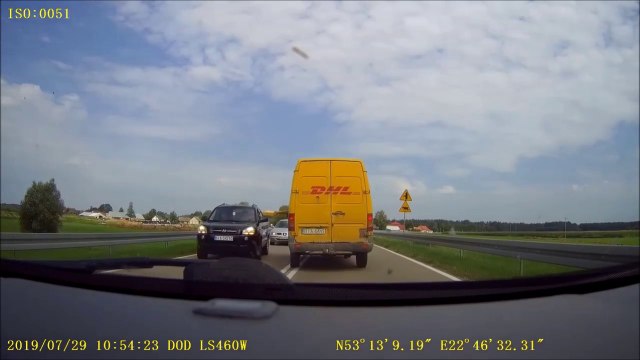 Quand le livreur DHL croise son client en pleine route... Livraison express