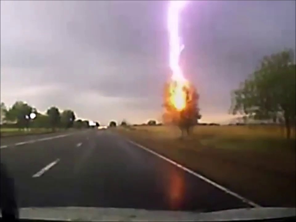 La foudre tombe en bord d'autoroute... éclair impressionnant