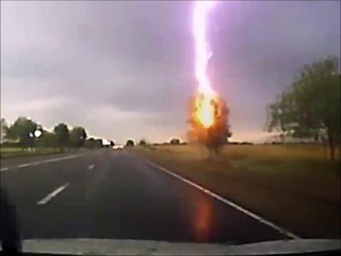 La foudre tombe en bord d'autoroute... éclair impressionnant
