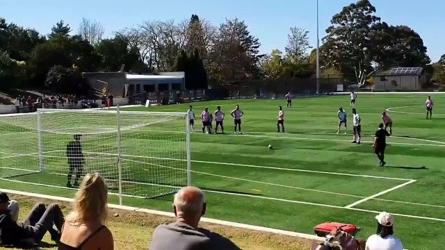 Ce gardien de but fait un arret magnifique mais son coéquipier gâche tout... Joli