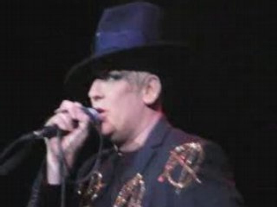 LOVEY LOVEY LOVEY DEN KISSY KISSY KISSY