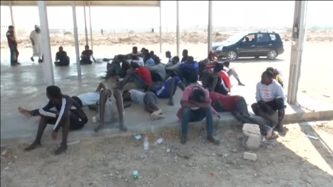 Alrededor de 60 migrantes son rescatados después de naufragar en las costas de Libia