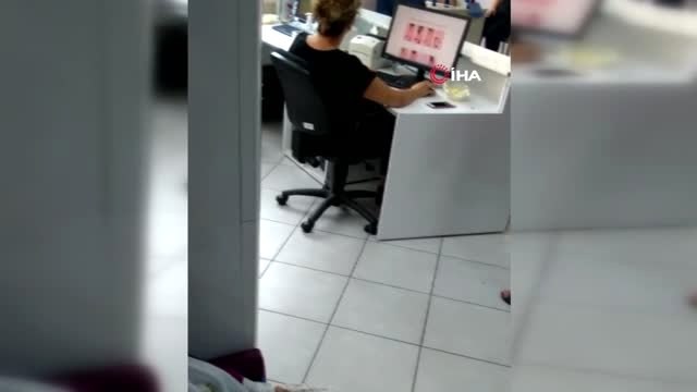 Hastalar beklerken kayıt görevlisi alışveriş sitelerini gezdi