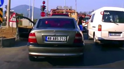Satırlı saldırgan tartıştığı sürücünün üstüne böyle yürüdü
