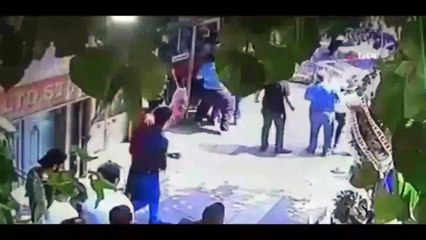 Yer Suriye değil Gaziantep..! Sokak ortasında onlarca Suriyeli pala, bıçak ve sopalarla birbirine giriyor.. Bunları ülkeye doldurup bu milletin başına bela edecekler