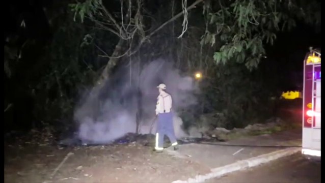 Bombeiros controlam incêndio ambiental no Bairro Cancelli