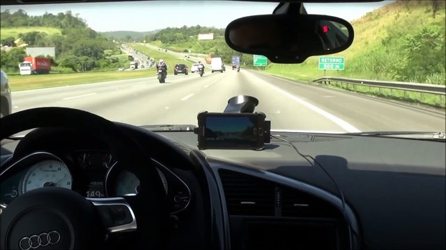 Cuộc đua gây cấn đầy kịch tính giữa siêu môtô và siêu xe ngay trên cao tốc