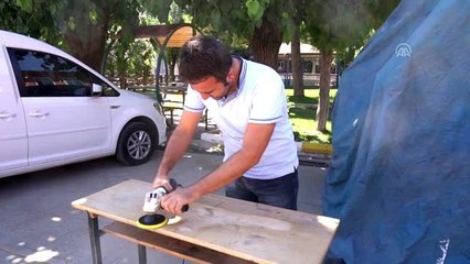 Fedakar öğretmenler sıra ve masa onardı
