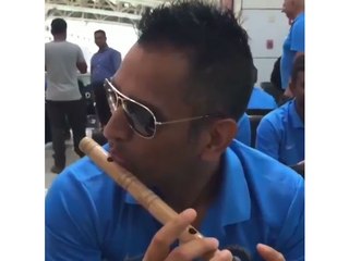 புல்லாங்குழல் வாசிக்கும் தல தோனி