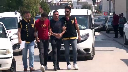 Yerde sürükledikleri gencin çanta ve cep telefonunu çaldılar