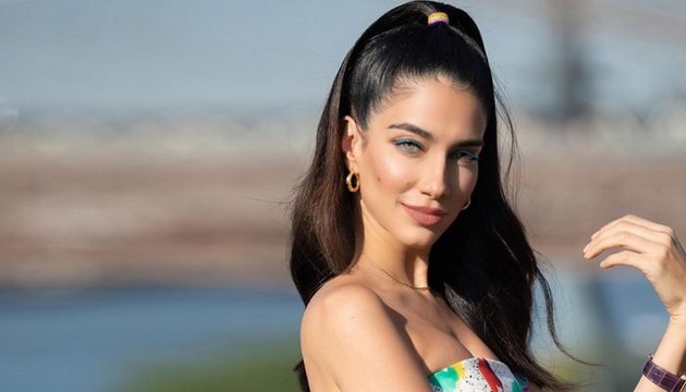 النجمات والفاشينيستا يعتمدنَ تسريحة شعر النصف رفعة المشدودة