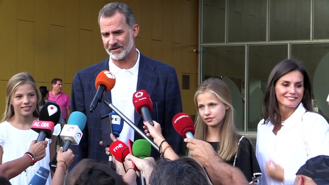 Los Reyes visitan al rey emérito con sus hijas