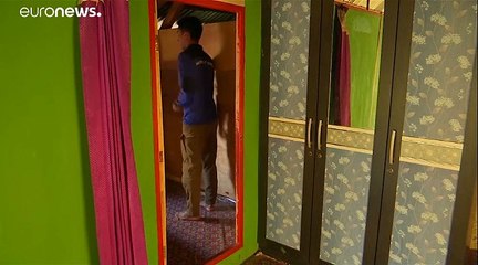 شاهد: إندونيسي يعيش مع السحالي يخشى فقدان وظيفته بعد إغلاق جزيرة كومودو