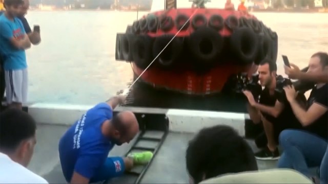 Akılalmaz güç!.. 200 tonluk tekneyi tek parmağı ile çekti!