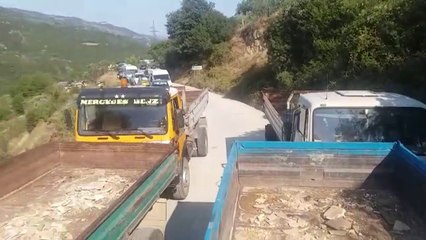 Bllokohet pa afat aksi Poliçan-Skrapar/ Firmat e gurit: Rruga s’do hapet as për ambulancat