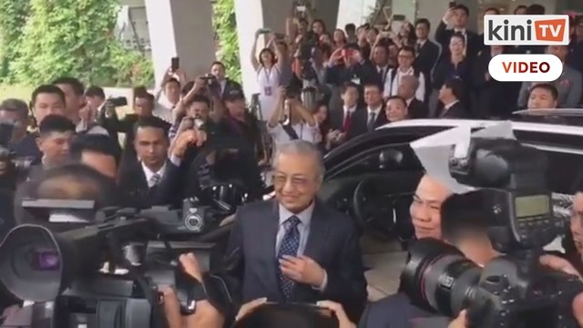 Dr M pandu uji kereta buatan Vietnam, VinFast