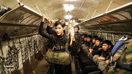 ทหารหญิงสุดแกร่ง! เผยภาพวินาทีเจ้าคุณพระสินีนาฎ พิลาสกัลยาณี นำทีมทหารหญิงรักษาพระองค์กระโดดร่มตอนกลางคืนสุดเข้มแข็ง อ่อนโยนแต่ไม่อ่อนแอ