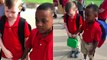 Pour consoler son camarade autiste qui pleurait lors de la rentrée scolaire, ce petit garçon lui tient la main, dans une photo touchante